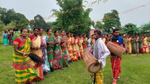 Village Life लोहारदगा में सरहुल 2025 के दौरान उरांव आदिवासी समुदाय का पारंपरिक नृत्य, जिसमें महिलाएं सिर पर घड़े लिए और पुरुष ढोल बजाते नजर आ रहे हैं।