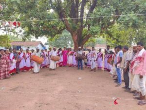 Village Life लोहारदगा में सरहुल 2025 के दौरान उरांव आदिवासी समुदाय का पारंपरिक नृत्य, जिसमें महिलाएं सिर पर घड़े लिए और पुरुष ढोल बजाते नजर आ रहे हैं।