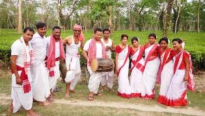 Village Life लोहारदगा में सरहुल 2025 के दौरान उरांव आदिवासी समुदाय का पारंपरिक नृत्य, जिसमें महिलाएं सिर पर घड़े लिए और पुरुष ढोल बजाते नजर आ रहे हैं।