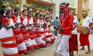 Village Life लोहारदगा में सरहुल 2025 के दौरान उरांव आदिवासी समुदाय का पारंपरिक नृत्य, जिसमें महिलाएं सिर पर घड़े लिए और पुरुष ढोल बजाते नजर आ रहे हैं।