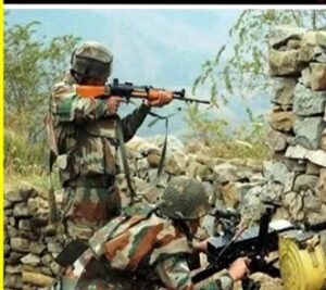 OperationSindoor LoC पर सैनिक सूर्यास्त के समय निगरानी करते हुए, पहलगाम आतंकी हमला 2025 के बाद सीजफायर उल्लंघन की स्थिति को दर्शाते हुए"