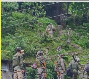 OperationSindoor LoC पर सैनिक सूर्यास्त के समय निगरानी करते हुए, पहलगाम आतंकी हमला 2025 के बाद सीजफायर उल्लंघन की स्थिति को दर्शाते हुए"